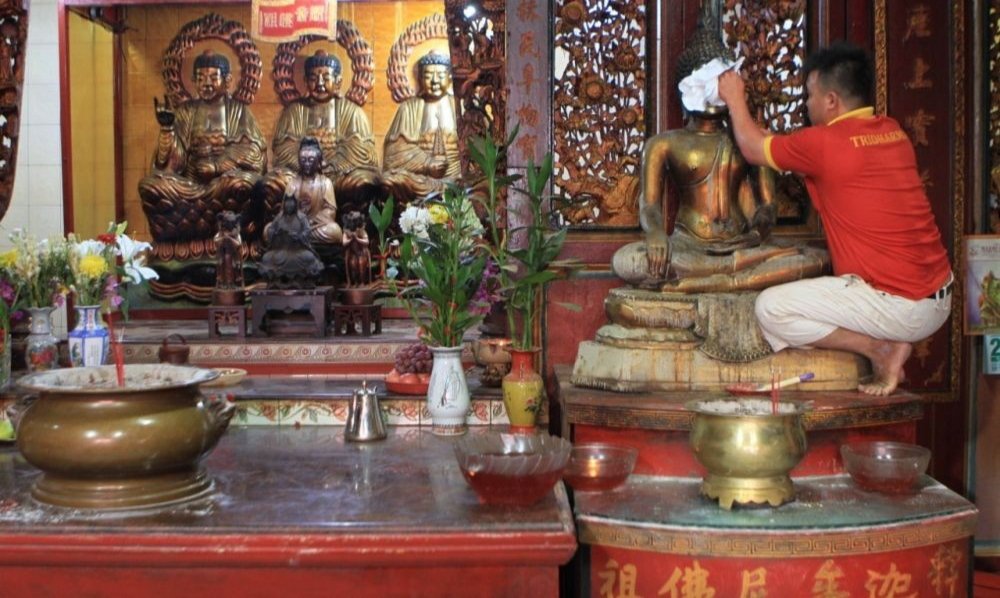 Tradisi Jelang Imlek: Ritual Antar Dewa ke Langit dan Cuci Patung