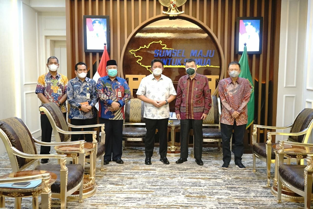 Herman Deru saat menerima Direktur Eksekutif PT. Supreme Energy Rantau Dedap, Nisriyanto dan Wakil Direktur PT. Supreme Energy Rantau Dedap, Priandaru Effendi dalam rangka melaporkan perkembangan kegiatan Proyek PLTP Rantau Dedap 91,2 MW di Ruang Tamu Gubernur, Jumat (28/1/2022). 