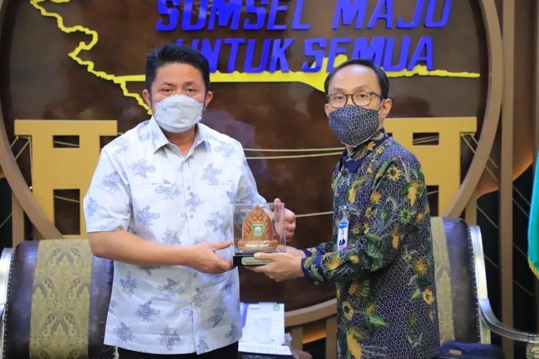 Gubernur Sumsel H. Herman Deru menerima kehadiran Kepala Perwakilan Bank Indonesia Provinsi Sumsel Hari Widodo dalam rangka Pamit Pindah Tugas ke Departemen Pengelolaan uang BI, di ruang kerjanya, Jumat (28/1) pagi.