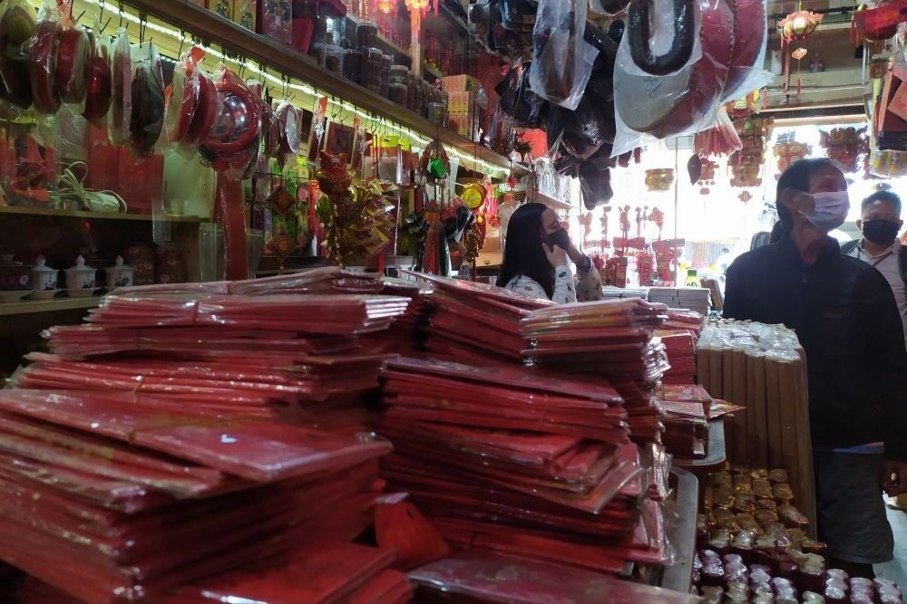 Kios pernak-pernik Imlek di Palembang