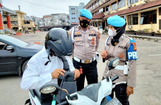 Polda Sumsel melakukan penertiban kendaraan anggota Polri ,PNS Polri, PHL Polda Sumsel, pegawai kantin dan semua kendaraan pribadi maupun dinas yang memasuki Mapolda Sumsel, Senin (31/1/2022).