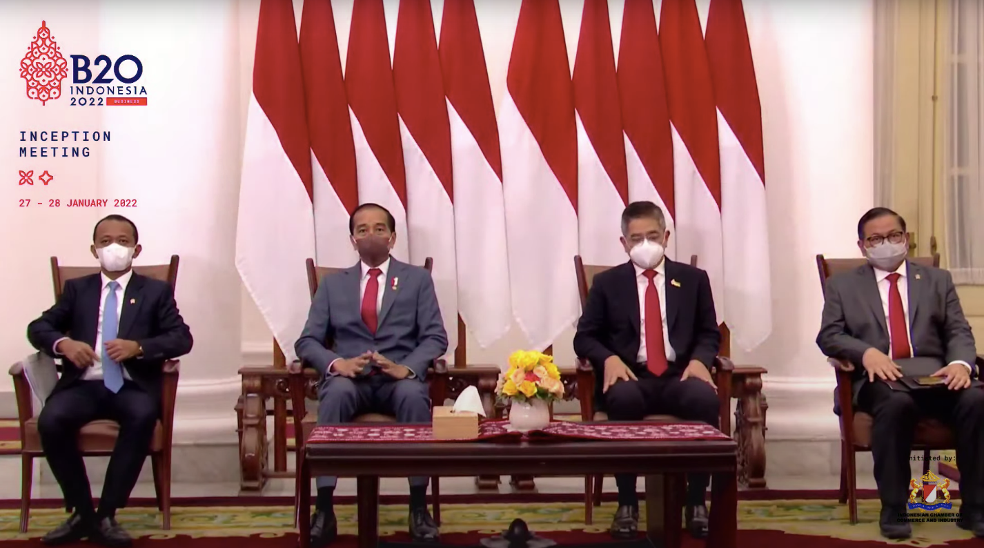 Presiden Jokowi didampingi Seskab Pramono Anung, Menteri Investasi/Kepala BKPM Bahlil Lahadalia, dan Ketua Kadin Indonesia Arsjad Rasjid saat membuka B20 Inception Meeting, Kamis (27/01/2022). (Sumber: Tangkapan Layar)