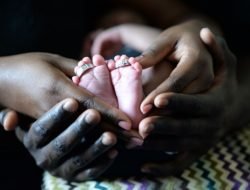 Deru Prihatin Dengan Bayi Meninggal di Kandungan