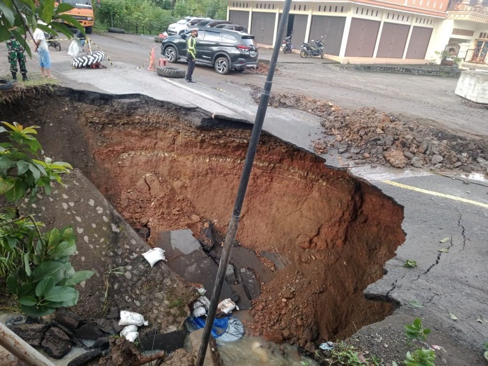 Longsor di Jalan Lintas Tengah OKU-Muara Enim