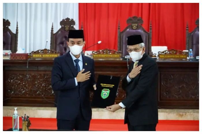Wakil Ketua DPRD Provinsi Sumsel Muchendi Mahzareki bersama Wagub Sumsel berfoto bersama usai menerima tanggapan Gubernur terkait Raperda (instagram Diskominfo Sumsel)