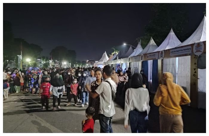 Pengunjung Festival Sekanal Lambidaro yang tidak mematuhi protokol kesehatan