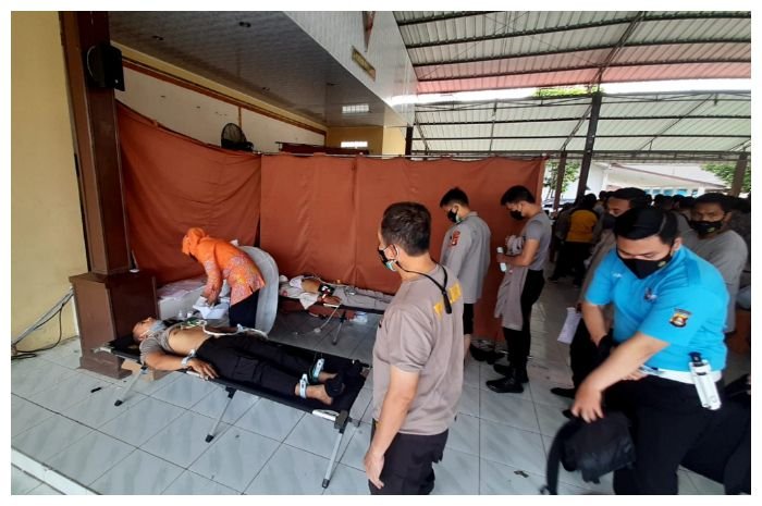 Anggota Polda Sumsel saat menjalani pemeriksaan kesehatan oleh Biddokkes