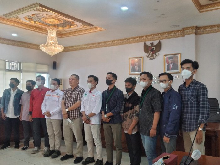 Pertemuan pimpinan Komisi V DPRD Sumsel dengan mahasiswa UIN Raden Fatah Palembang terkait polemik UKT Mahasiswa , Jumat (11/2) diruang banggar DPRD Sumsel.