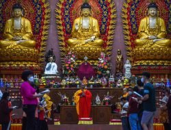 Pembacaan Sutra dan Pelita di Wihara Dharmakirti Ketat