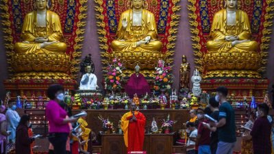 Pembacaan Sutra dan Pelita di Wihara Dharmakirti Ketat