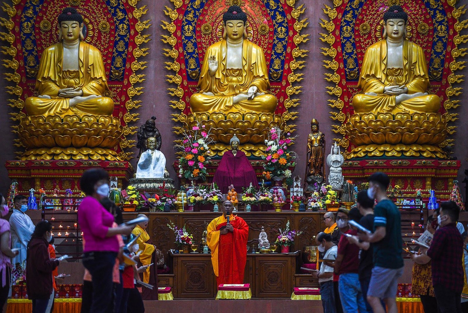 Sebelum penyalaan api pelita lilin malam Imlek dilakukan ritual ibadah yang dipimpin Biksu Badra Murti.
