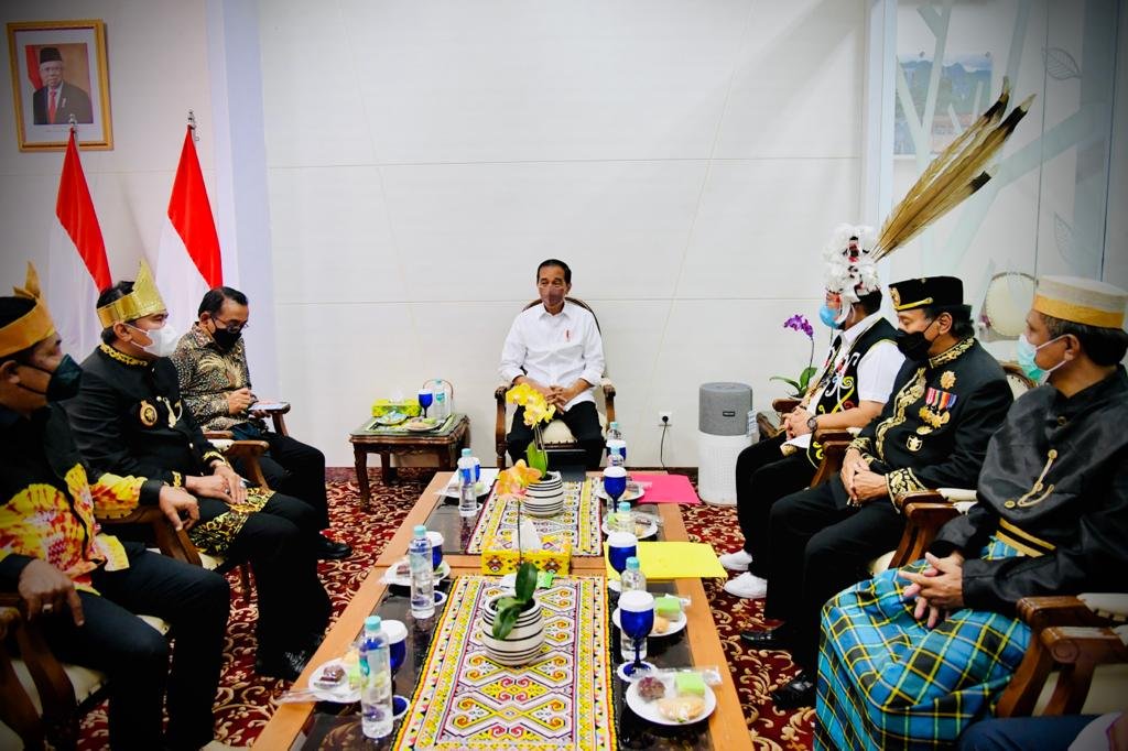 Presiden RI Joko Widodo (Joko Widodo) menggelar pertemuan dengan sejumlah tokoh masyarakat dan adat Kalimantan Timur
