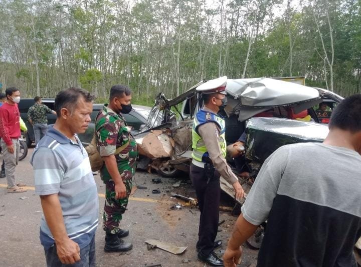 Kecelakaan beruntun di Jalan Lintas Palembang Jambi KM 22 Musi Pahit, Desa Mainan, Kecamatan Sembawa Kabupaten Banyuasin, sekitar pukul 14.00 WIB. 