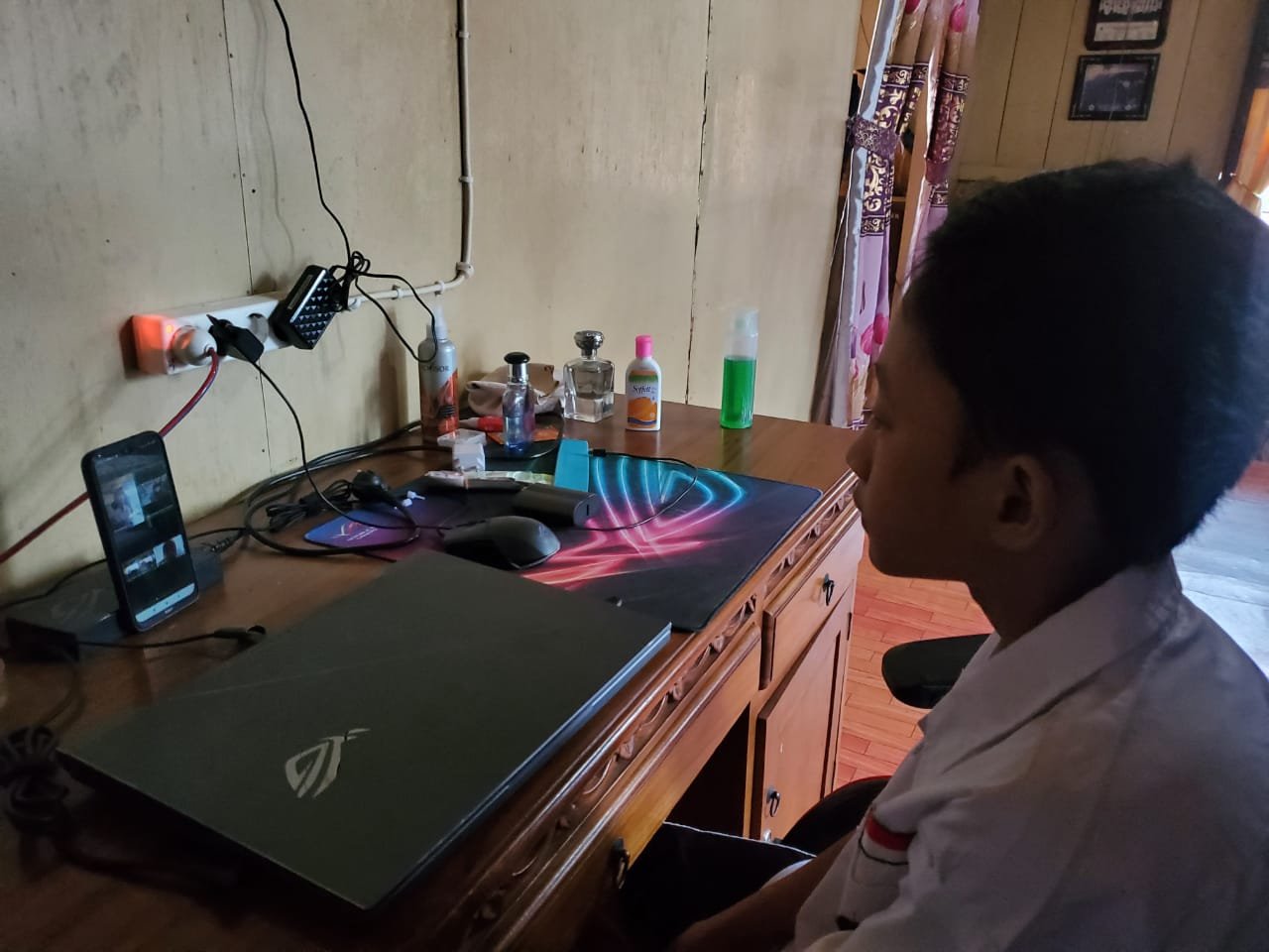 Ilustrasi siswa sedang melakukan pembelajaran daring