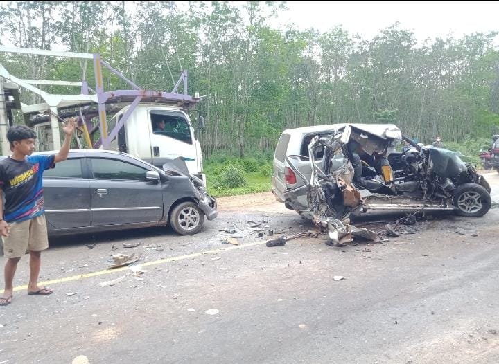 lakalantas di jalan lintas timur [Jalintim] Palembang Jambi, tepatnya di Musi pait pintu tol Kecamatan Sembawa Kabupaten Banyuasin, Sumatera Selatan.