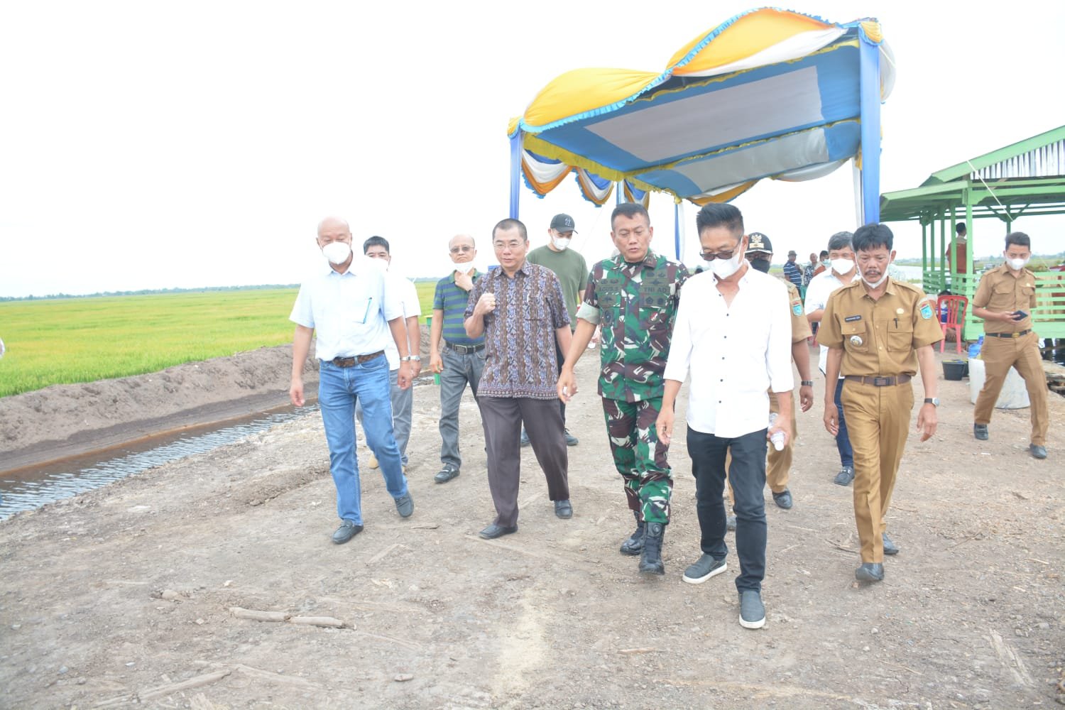 Pangdam II/Sriwijaya, Mayjen TNI Agus Suhardi meninjau lahan lokasi bekas Karhutlah yang akan dijadikan lahan produktif di Desa Palu, Kecamatan Pemulutan Kabupaten Ogan Ilir (OI), Selasa (8/2/2022). 
