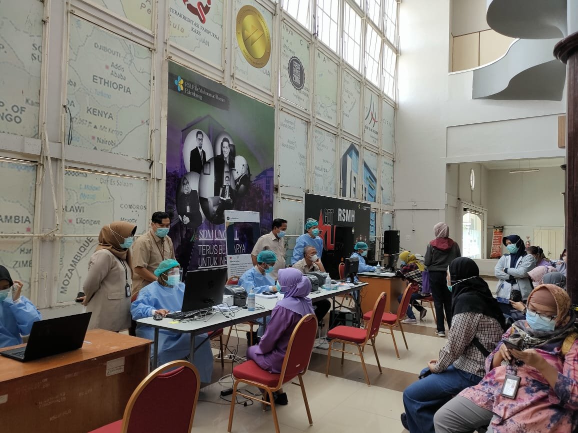 tenaga kesehatan Rumah Sakit Umum Pusat Dr. Mohammad Hoesin Palembang di swab massal. 