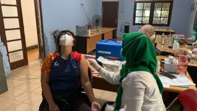 Wartawan Persatuan Wartawan Indonesia Sumatra Selatan (PWI Sumsel) mengikuti vaksinasi booster di Sekretariat PWI Sumsel, Selasa (15/2/2022). 