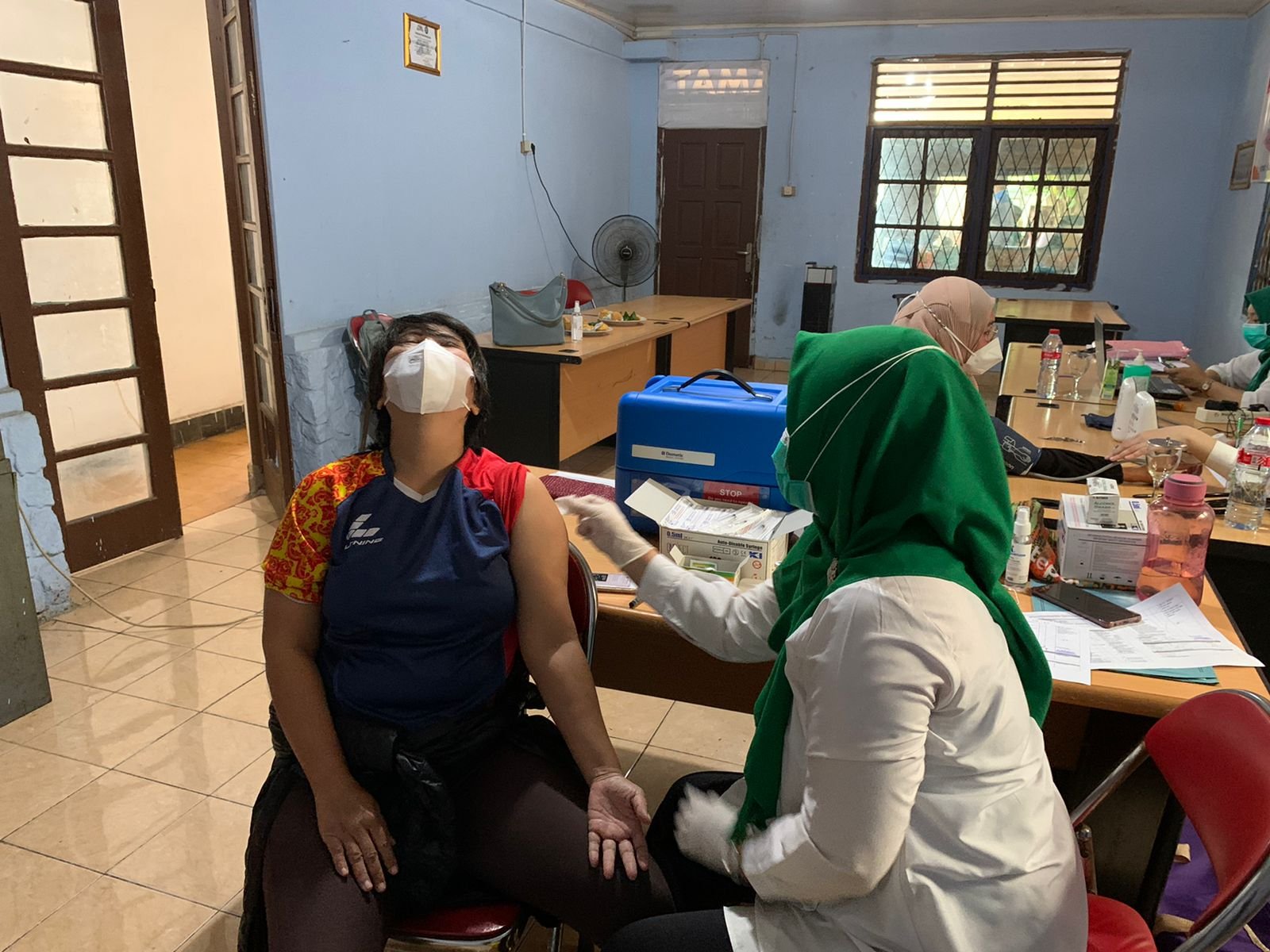 Wartawan Persatuan Wartawan Indonesia Sumatra Selatan (PWI Sumsel) mengikuti vaksinasi booster di Sekretariat PWI Sumsel, Selasa (15/2/2022).