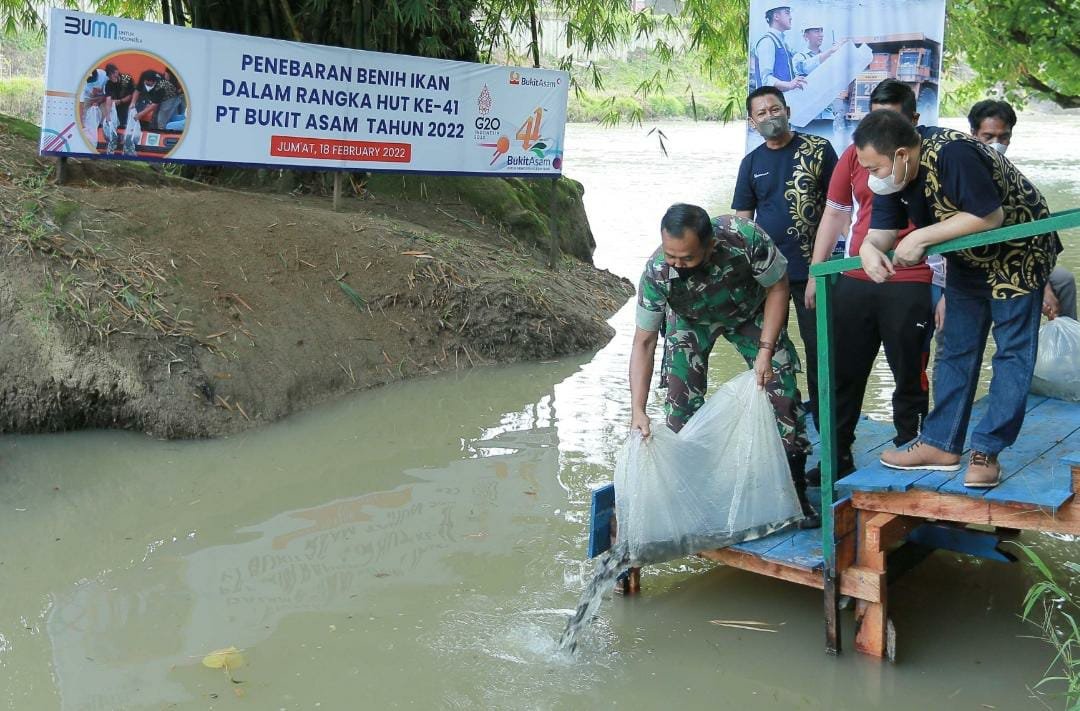 General Manager Pertambangan Tanjung Enim (GM PTE) PTBA Venpri Sagara didampingi Unsur Tripika Kecamatan Lawang Kidul saat menebar 16 ribu ekor benih ikan di Bantaran Sungai Enim, Tanjung Enim, Kecamatan Lawang Kidul, Jumat (18/2/2022).