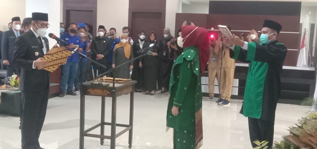 Bupati PALI, Heri Amalindo saat mengambil sumpah jabatan Sekda defenitif PALI, Kartika Yanti di Guest House Bupati PALI, Senin, (21/2/2022).