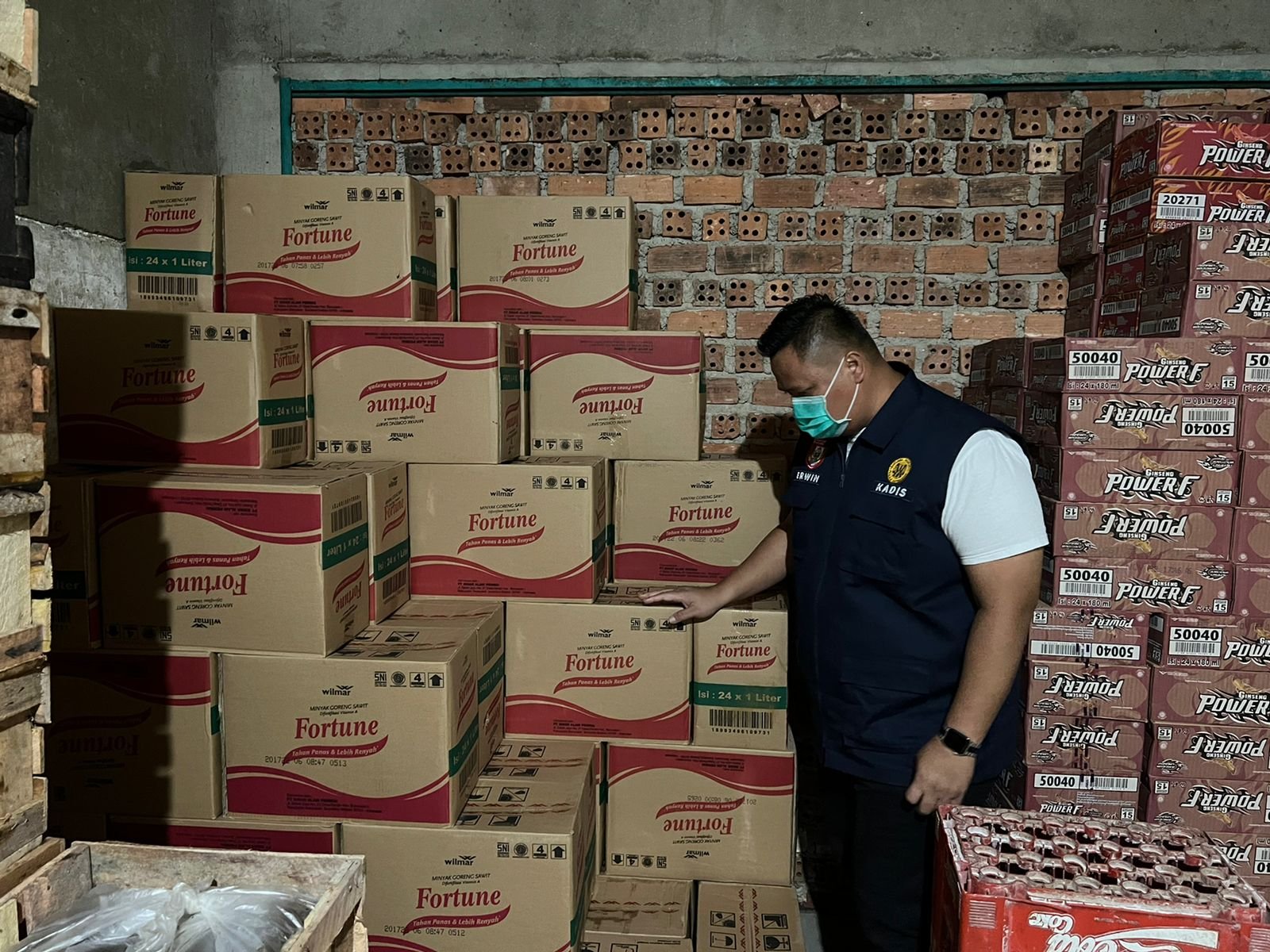 Dinas Perdagangan Koperasi dan Usaha Kecil Menengah (DPKUKM) Kabupaten Banyuasin, Erwin Ibrahim saat sidak distributor minyak goreng di wilayah Talang Kelapa Banyuasin, Selasa (22/2/2022).