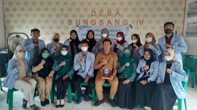 Mahasiswa Universitas Islam Negeri (UIN) Raden Fatah Palembang saat foto perpisahan dengan Kades Sungsang di Desa Sungsang, Selasa (22/2/2022)