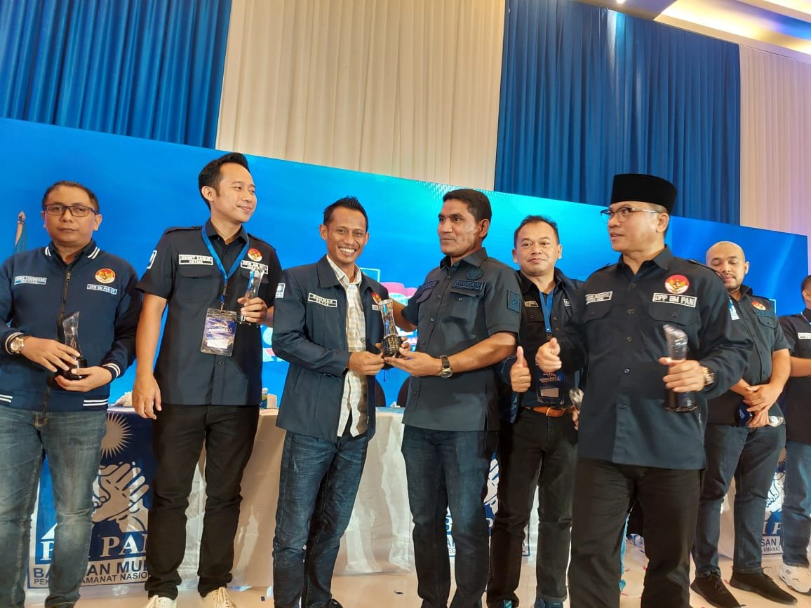Ketua DPW BM PAN Sumsel Budiman bersama 9 DPW BM PAN se-Indonesia lainnya menerima Award dalam sesi penutupan Kongres VI BM PAN di Sentul Bogor.