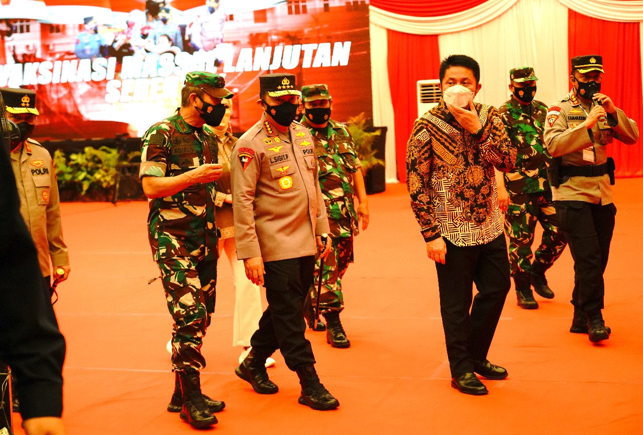 Pangdam II/Sriwijaya, Mayjen TNI Agus Suhardi bersama Forkopimda Provinsi Sumsel dampingi Kapori meninjau vaksinasi di OKI