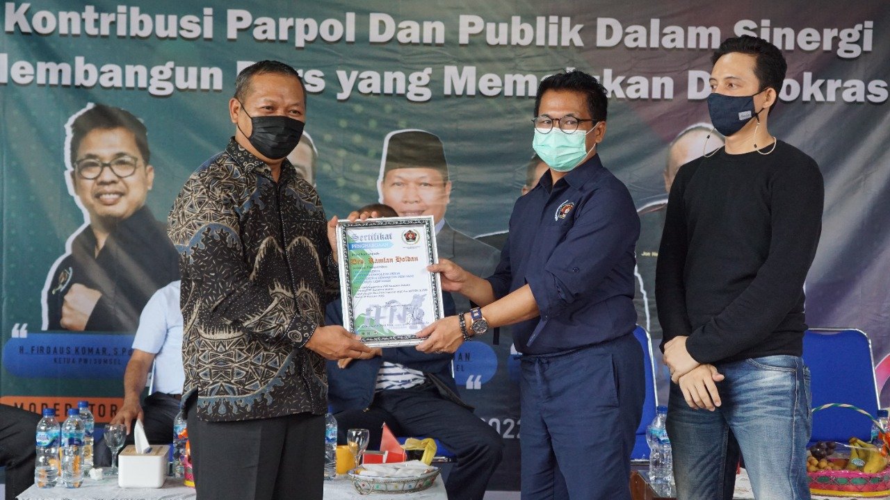 Ketua DPW PKB Sumsel, Ramlan Holdan (kiri) saat menerima cindera mata dari Ketua PWI Sumsel, Firdaus Komar (kanan)