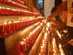 Ratusan Lilin Pelita Terangi Malam Imlek di Vihara Dharmakirti