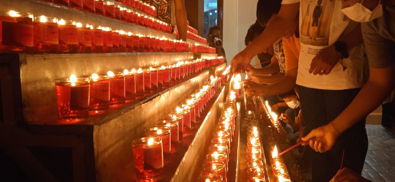 Sebanyak 900 lilin pelita dihidupkan untuk menerangi Perayaan malam Imlek 2573 Kongzili di Wihara Dharmakirti