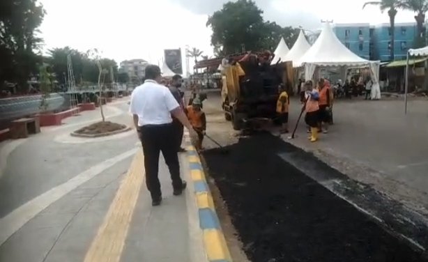 Kadis PUPR Kota Palembang, Ahmad Bastari Yusak saat meninjau pengaspalan dan persiapan launching Festival Lambidaro di 5-6 Februari ini.