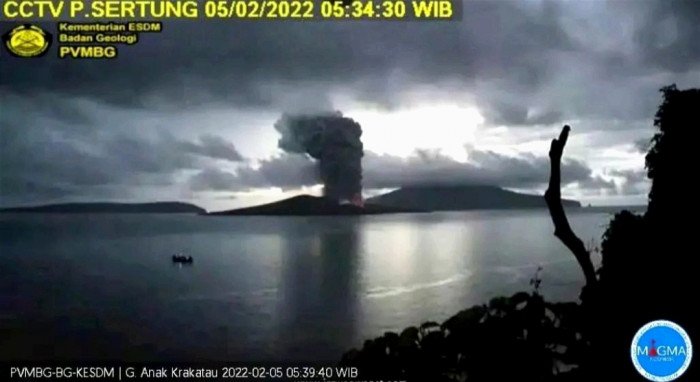 Pantauan CCTV gunung Anak Krakatau, Sabtu (5/2). (doc.PVMBG)