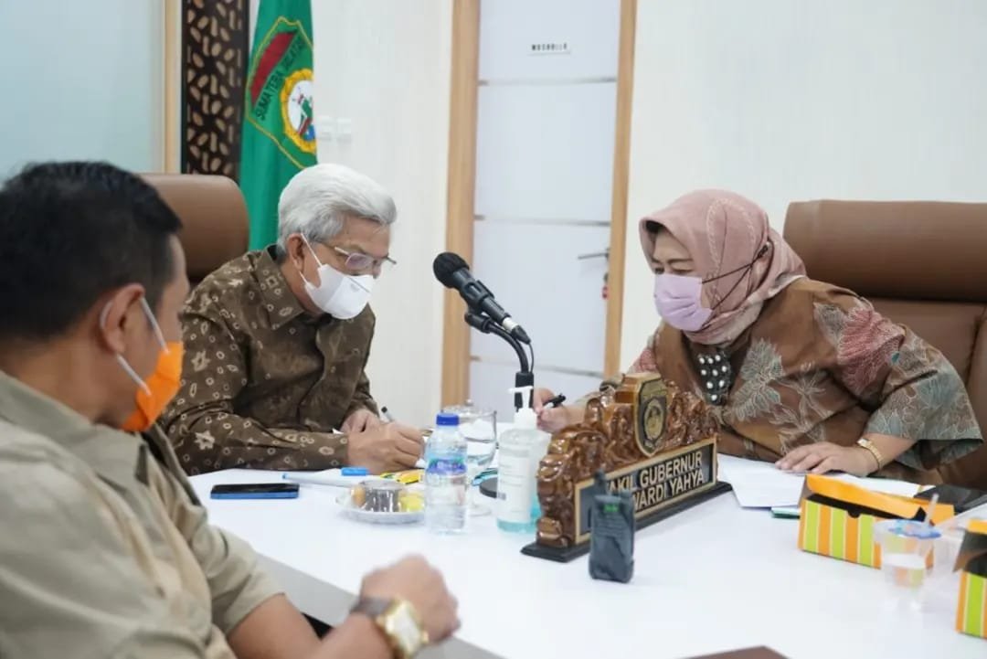 Wakil Gubernur Sumatera Selatan (Sumsel) mengikuti Rapat Koordinasi Terbatas Pembahasan Perkembangan Covid-19 dan Evaluasi PPKM, di Command Center Kantor Gubernur Sumsel, Sabtu (5/2/2022). 