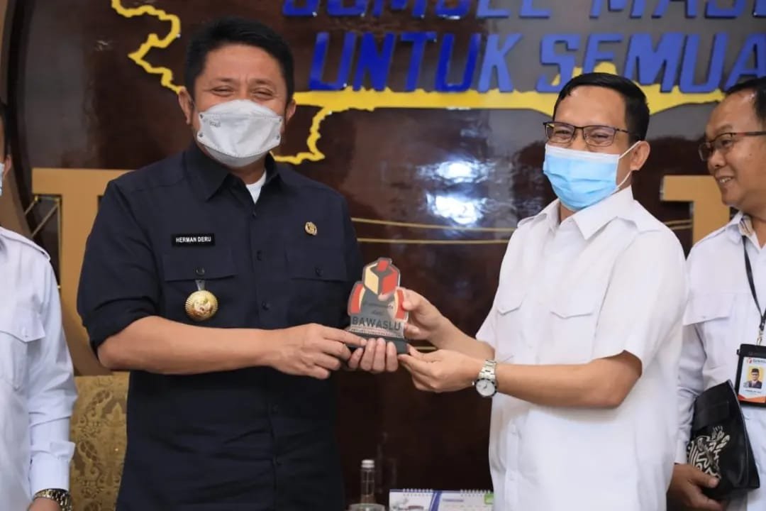 Gubernur Provinsi Sumatera Selatan (Sumsel) H Herman Deru menerima audiensi Ketua Badan Pengawas Pemilihan Umum (Bawaslu) Provinsi Sumsel, Iin Irwanto  bersama rombongan dalam rangka silaturahmi bertempat di ruang tamu gubernur, Selasa (8/2/2022) 