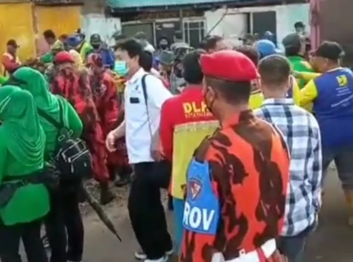 Giat Pemuda Pancasila saat mengikuti gotong royong Sekanak Lambidaro (Instagram @pemudapancasilakota_palembang)