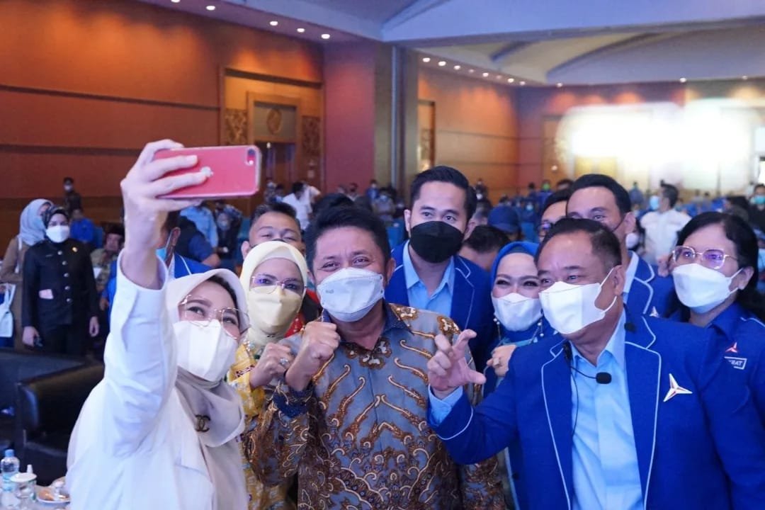 Herman Deru saat berfoto dengan pengurus parpol di acara pelantikan DPD Partai Demokrat Sumsel dan Lampung, Kamis (10/2/2022).