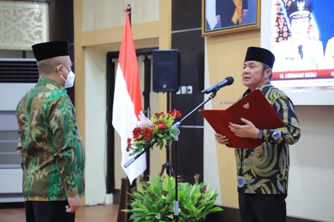 Gubernur Sumsel H. Herman Deru saat mengukuhkan Kepala Badan Kependudukan dan Keluarga Berencana Nasional (BKKBN) Perwakilan Sumsel yang baru, Mediheryanto di Auditorium Bina Praja, Jumat (11/2/2022). 