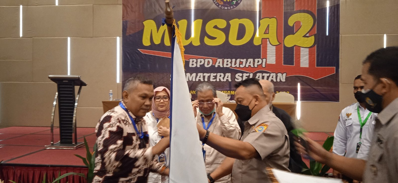 Ketua Umum ABUJAPI Sumsel, Novembriono saat menerima bendera pataka