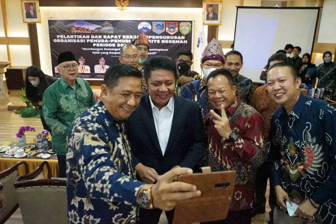 Herman Deru hadir di Pelantikan dan Rapat Kerja Kepengurusan Organisasi Pemuda-Pemudi Jeme Kite Besemah Periode 2022/2023, di Swarna Dwipa Palembang, Minggu (13/2/2022) 