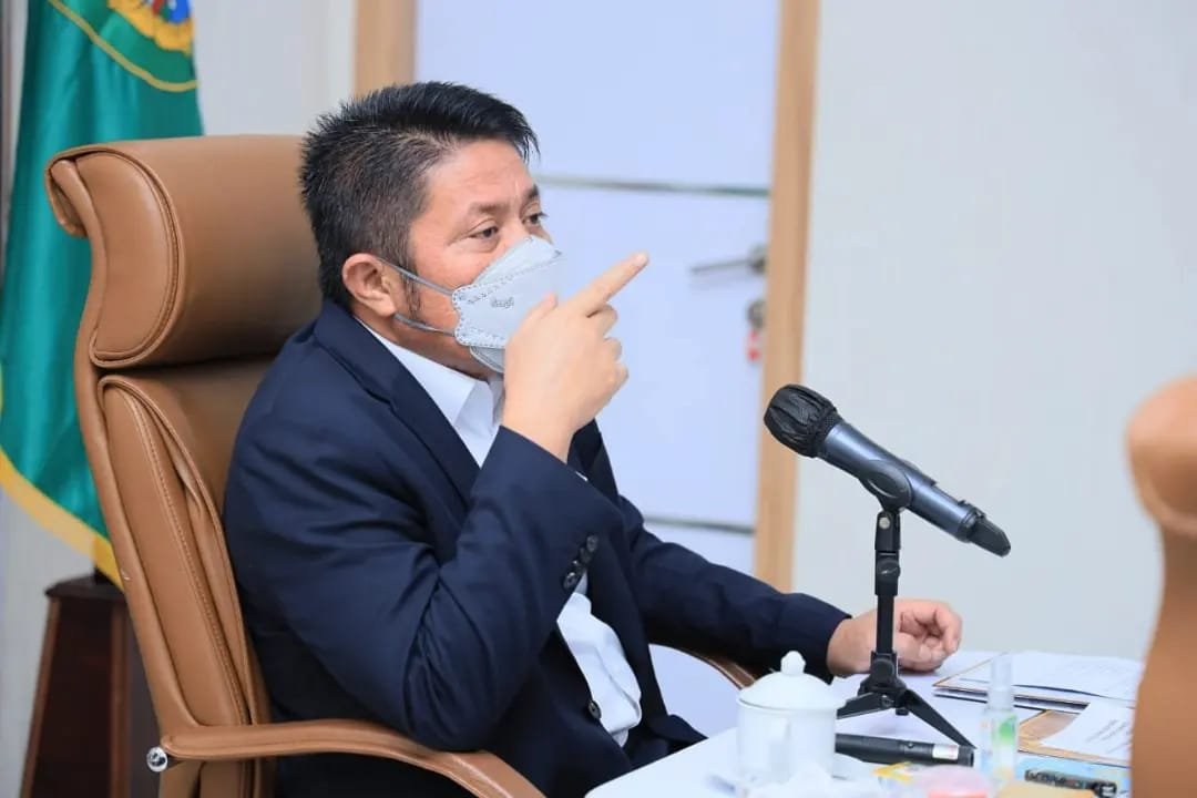 Herman Deru, usai mengikuti pembahasan perkembangan Covid-19 dan evaluasi PPKM di luar Jawa-Bali bersama Menko Perekonomian RI melalui virtual dari Command Centre Kantor Gubernur Sumsel, Minggu (13/2/2022). 