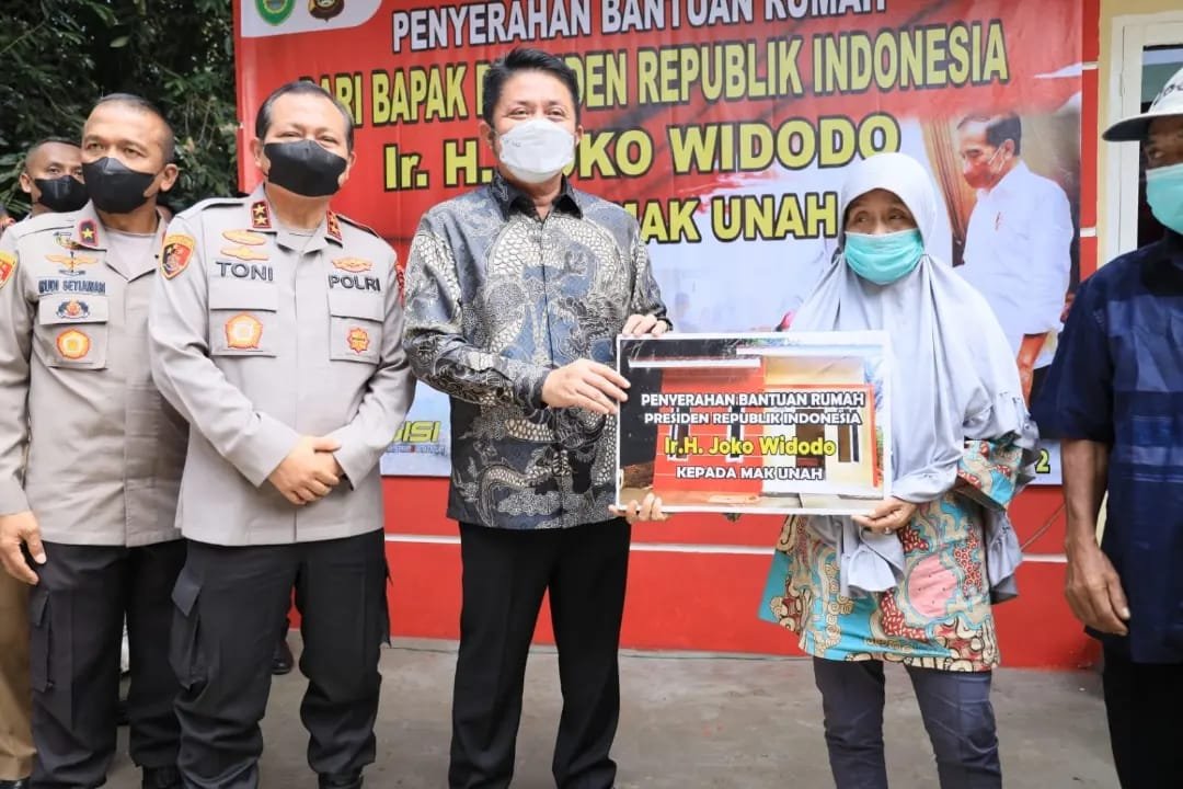 Gubernur Sumsel H Herman Deru dan Kapolda Sumsel Irjen Pol Toni Harmanto menyerahkan bantuan rumah dari Presiden RI Joko Widodo di Jalan Taqwa Mata Merah Lorong Sei Putat Dalam Rt.04 Rw.07 Kelurahan Sei Selincah Kecamatan Kalidoni Palembang, Senin (14/2/2022).