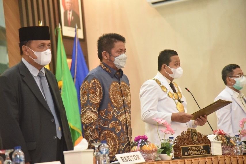 Herman Deru saat menghadiri pelantikan mahasiswa Fakultas Kedokteran Universitas Sriwijaya (Unsri) di Gedung Azwar Agoes Fakultas Kedokteran Unsri Madang, Selasa (15/2/2022). 