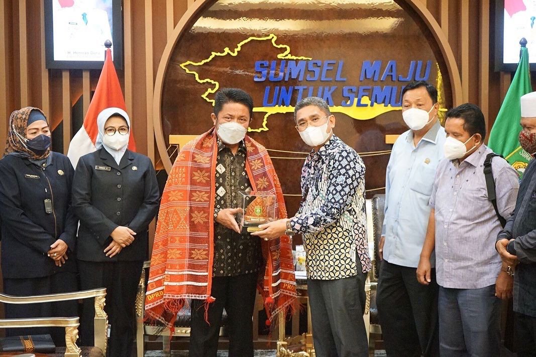 Herman Deru saat menerima kunjungan kerja para anggota DPRD Sumut yang dipimpin oleh Ketua Komisi C DPRD Provinsi Sumut Benny Harianto