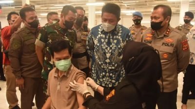 Herman Deru ketika memantau langsung pemberian vaksinasi di gedung Eks Giant Jalan Soekarno Hatta Palembang, Jumat (18/2/2022). 