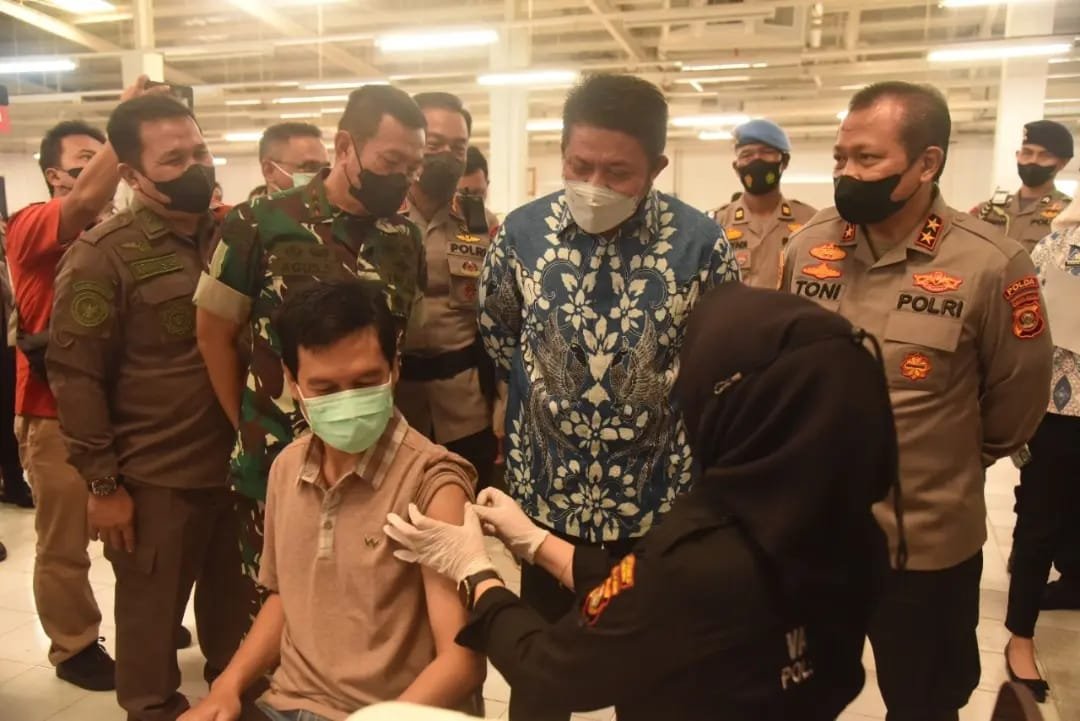 Herman Deru ketika memantau langsung pemberian vaksinasi di gedung Eks Giant Jalan Soekarno Hatta Palembang, Jumat (18/2/2022).