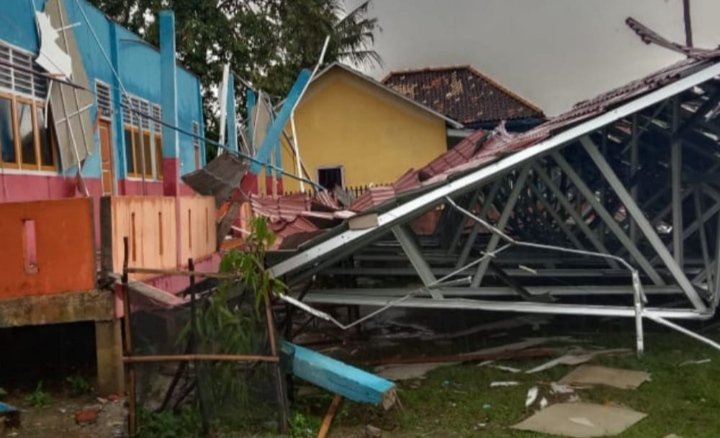 Suasana rumah Desa Sei Pinang, Banyuasin, disapu angin puting beliung, Minggu (20/2/2022) sekitar pukul 12.30 Wib. 