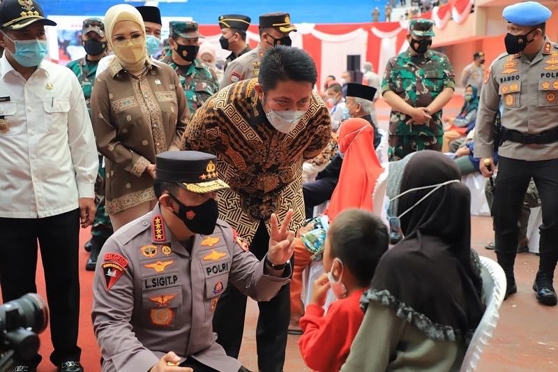 Gubernur Sumsel H. Herman Deru mendampingi Kapolri Jenderal Listyo Sigit Prabowo dalam rangka melakukan pengawasan akselerasi serta percepatan program vaksinasi serentak di GOR Perahu Kajang, Kayu Agung, Kabupaten OKI, Kamis (24/2)