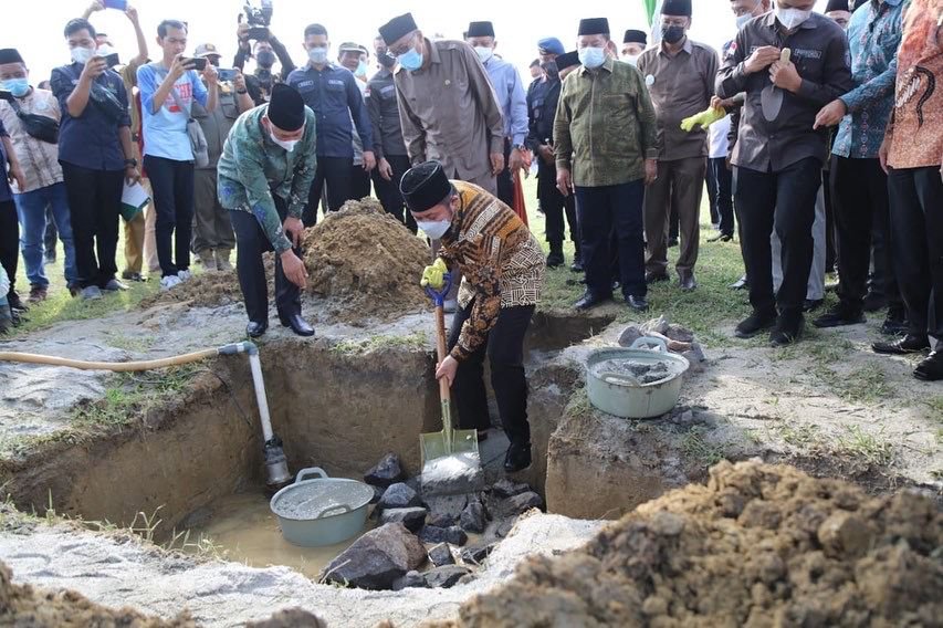 Gubernur Sumsel H. Herman Deru juga melakukan peletakan batu pertama pembangunan gedung Pondok Pesantren (Ponpes) Tahfizh Al-Qur'an At-Taqwa di Desa Jati Mulyo Kecamatan Belitang Madang Raya Kabupaten OKU Timur, Kamis (24/2/2022) 